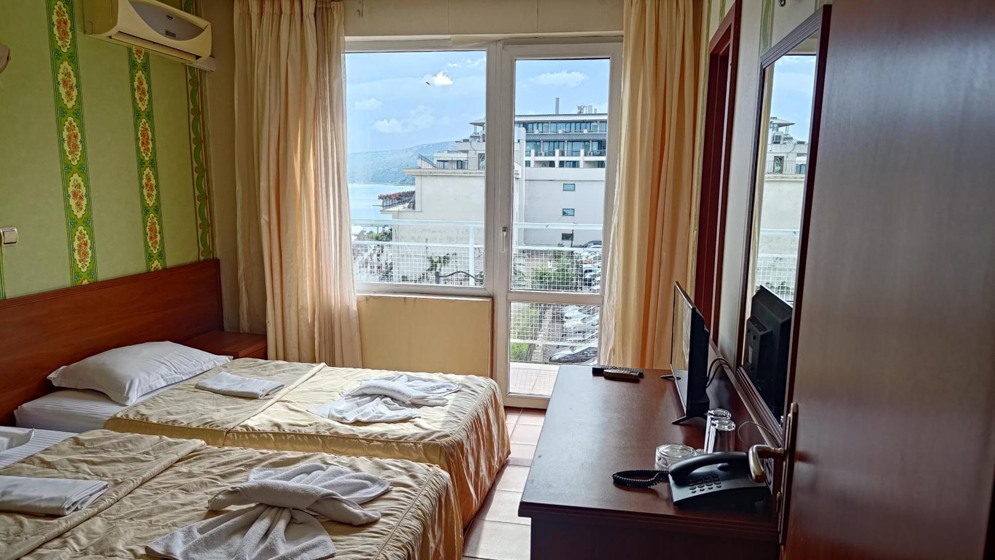 Lotos Hotel بالشيك المظهر الخارجي الصورة