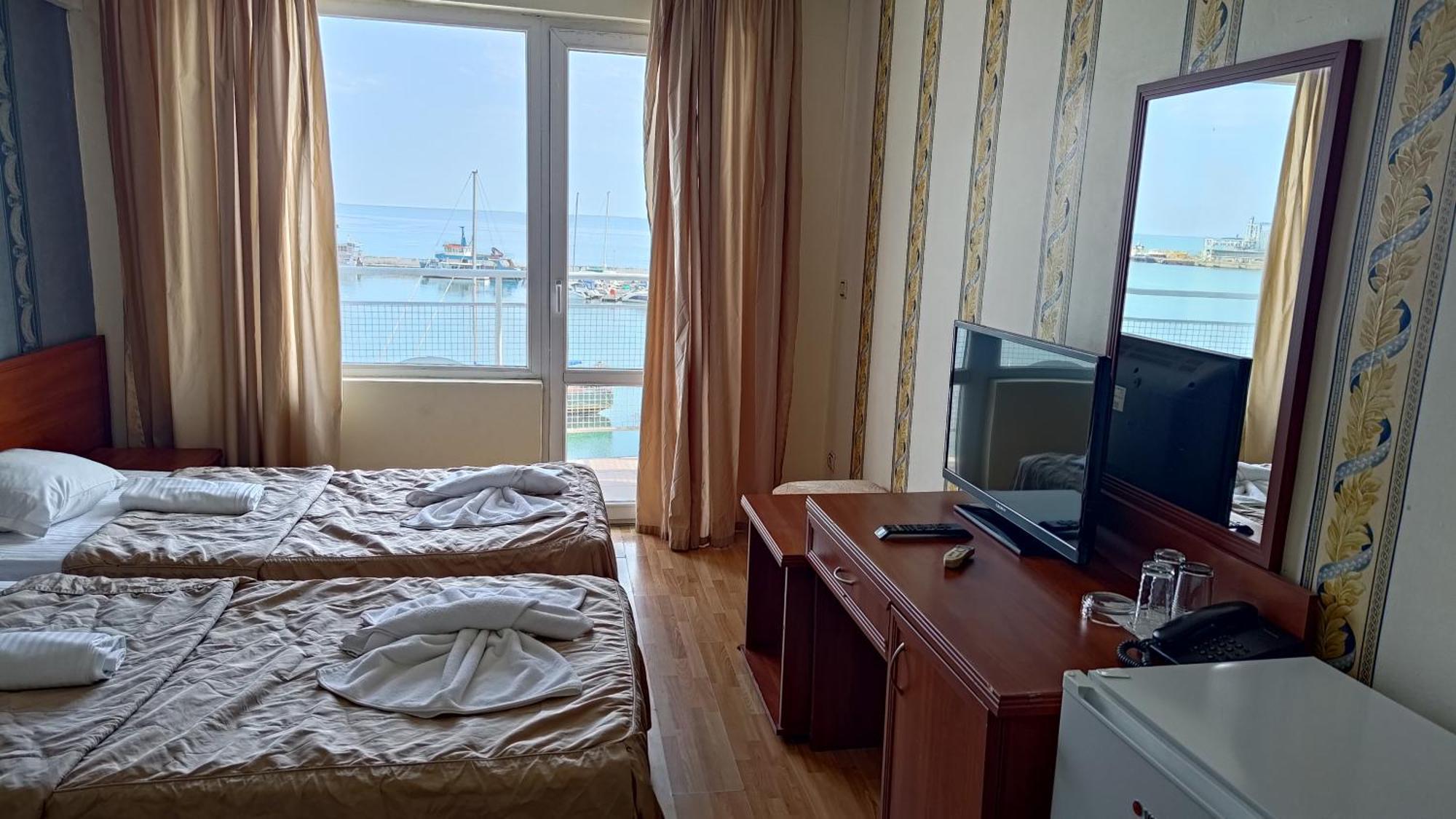Lotos Hotel بالشيك المظهر الخارجي الصورة