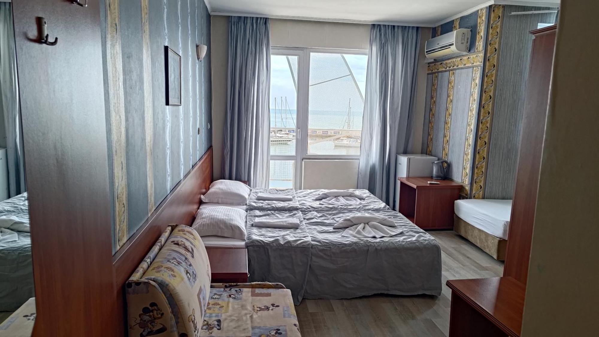 Lotos Hotel بالشيك المظهر الخارجي الصورة