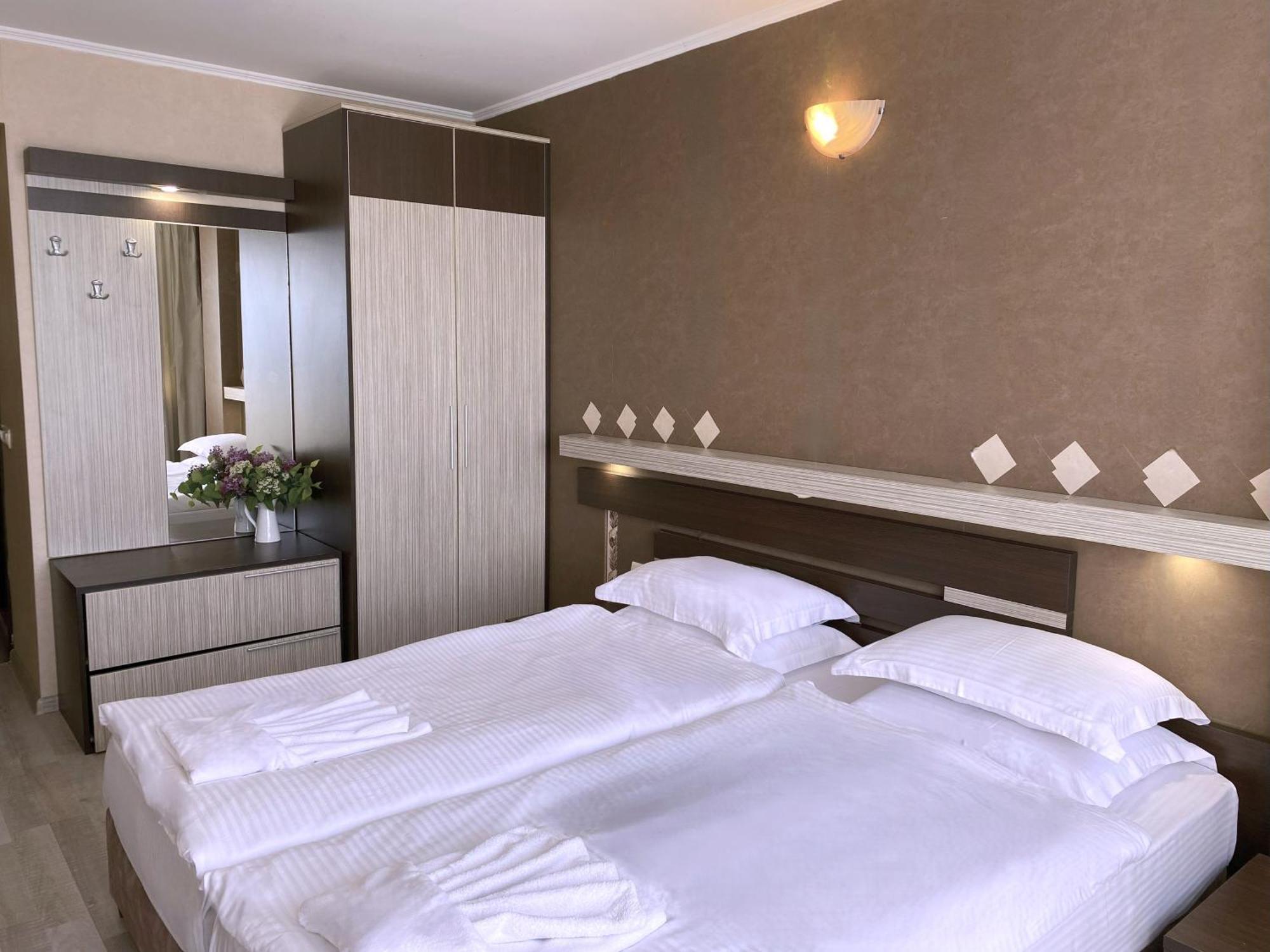 Lotos Hotel بالشيك المظهر الخارجي الصورة