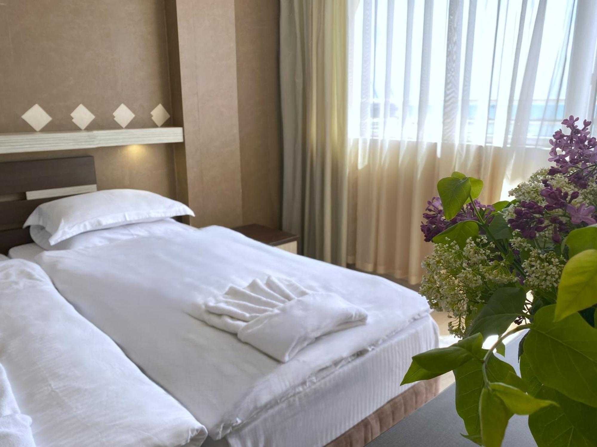 Lotos Hotel بالشيك المظهر الخارجي الصورة